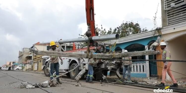 Avanzan trabajos tras camión tumbó 23 postes del tendido eléctrico en SDE