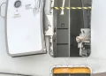 Un pasajero abrió la puerta de emergencia de un avión en pleno vuelo