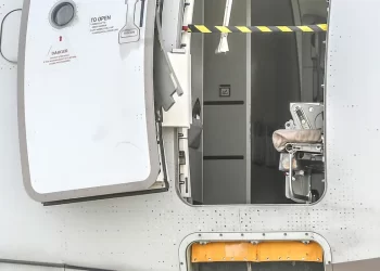 Un pasajero abrió la puerta de emergencia de un avión en pleno vuelo