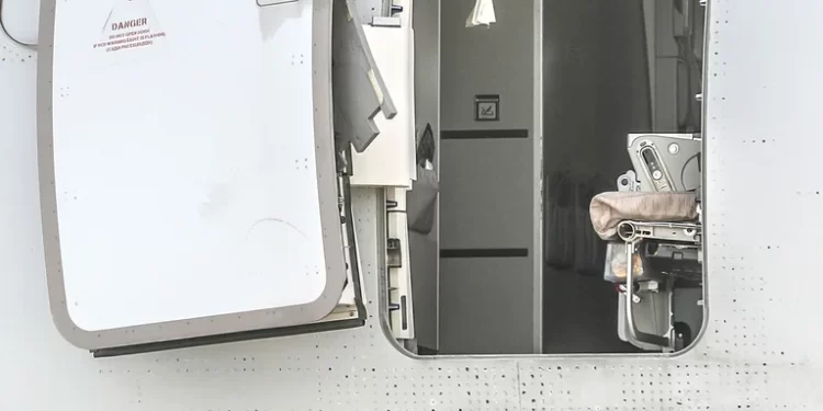 Un pasajero abrió la puerta de emergencia de un avión en pleno vuelo