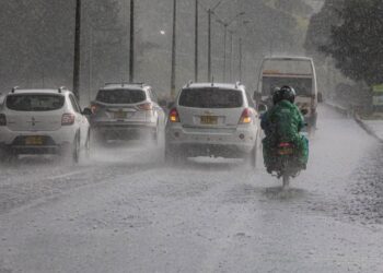 Aguaceros, tronadas y ráfagas de viento por la combinación de una onda tropical con una vaguada