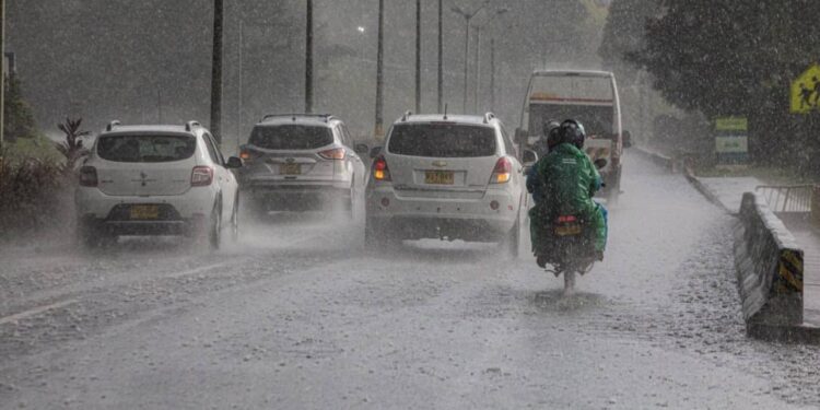 Aguaceros, tronadas y ráfagas de viento por la combinación de una onda tropical con una vaguada