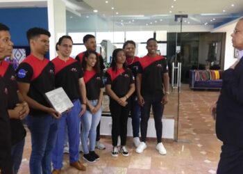 Estudiantes ganadores del NASA Human Exploration Rovers Challenge visitan Medios Telemicro
