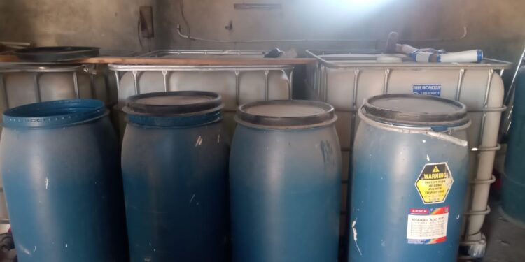 PN desmantela laboratorio clandestino de bebidas alcohólicas adulteradas en Boca Chica