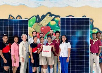 LONGi en coordinación con ASOFER y Fundación Sostenibilidad 3Rs, donan paneles solares a escuela en samaná