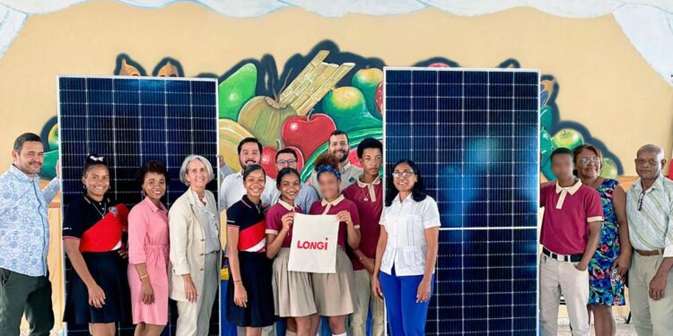 LONGi en coordinación con ASOFER y Fundación Sostenibilidad 3Rs, donan paneles solares a escuela en samaná