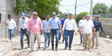 Wellington Arnaud supervisa obras en Azua