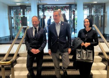 Presidente Abinader llega a Londres para participar en actos de coronación del rey Carlos III