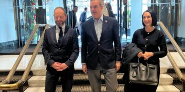 Presidente Abinader llega a Londres para participar en actos de coronación del rey Carlos III