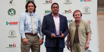 Colegio Bilingüe New Horizons reconoce a periodistas José Monegro y Marta Queliz 