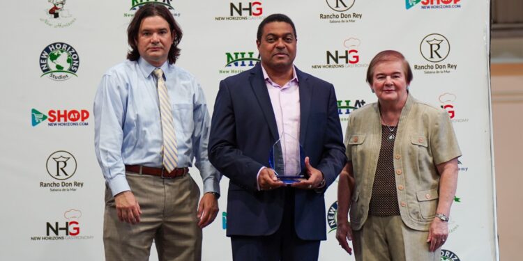 Colegio Bilingüe New Horizons reconoce a periodistas José Monegro y Marta Queliz