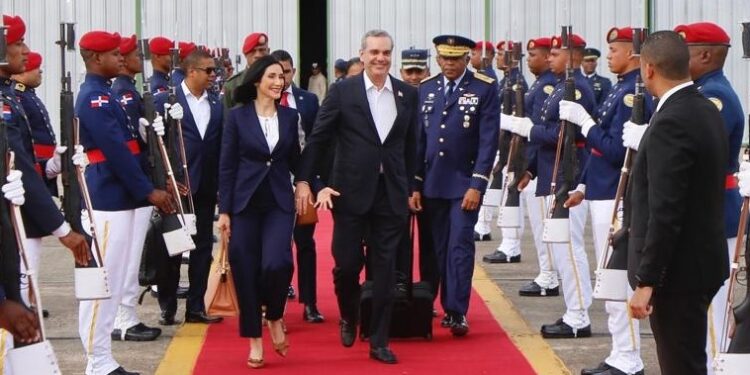 Presidente Abinader regresa al país tras participar en coronación del rey de Carlos III