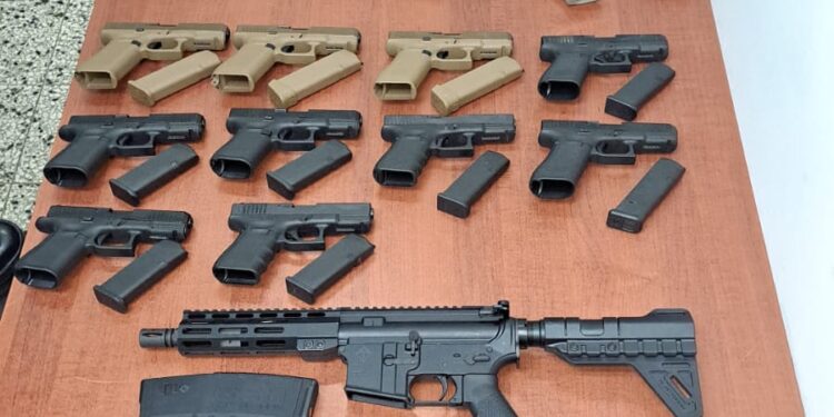 Policía ocupa 30 armas de fuego y municiones enviadas en tanques desde Estados Unidos