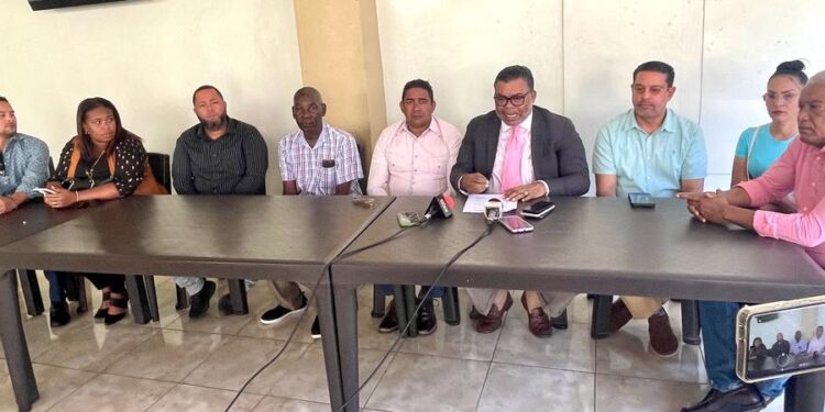 Regidores del PRM en Peravia solicitan al diputado Julito Fulcar asumir candidatura a senador por esa provincia