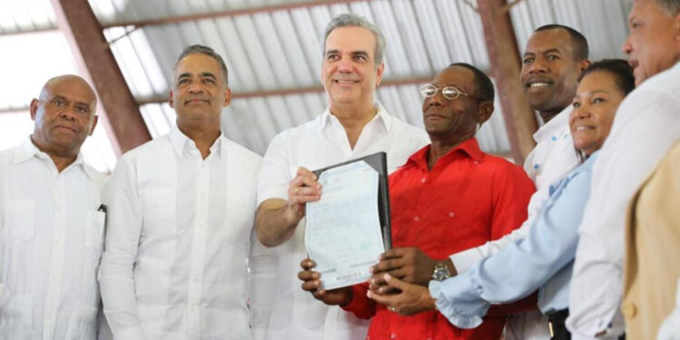 Presidente Abinader dispone entrega de 2,143 títulos para beneficiar a más de 8,572 familias