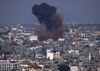 Israel y Gaza viven la mayor escalada del año; unos 300 cohetes y 22 muertos