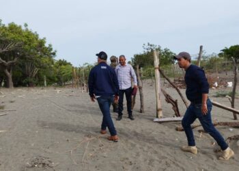 Medio Ambiente inicia el proceso de derribo de alambradas ilegales dentro de las Dunas de Baní