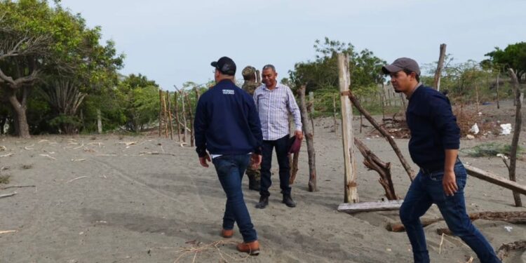 Medio Ambiente inicia el proceso de derribo de alambradas ilegales dentro de las Dunas de Baní