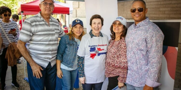Miles de visitantes celebran en la  Embajada Dominicana en Washington