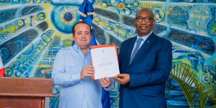 Gobierno entrega RD 148 MM para la construcción de edificios de la UASD