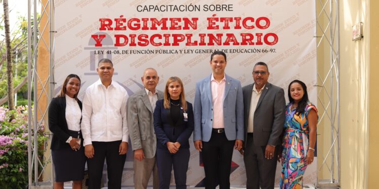 Regional 15 de Educación recibe capacitación sobre Régimen Ético y Disciplinario para servidores públicos