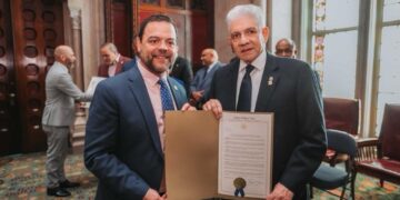Senado de Nueva York reconoce a Eduardo Estrella