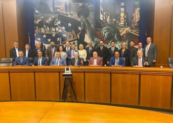 Presidente del Senado promueve iniciativas  a favor de la diáspora y turistas de EEUU