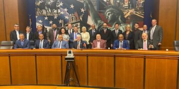 Presidente del Senado promueve iniciativas  a favor de la diáspora y turistas de EEUU