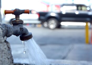 La producción de agua potable se sitúa en aproximadamente 330 millones de galones diarios