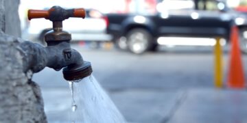 La producción de agua potable se sitúa en aproximadamente 330 millones de galones diarios