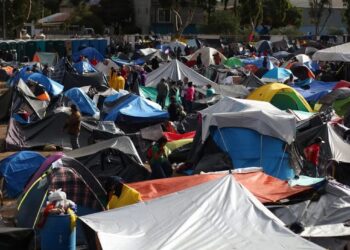 Migrantes instalan campamento temporal; se entregarán a las autoridades de México
