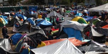 Migrantes instalan campamento temporal; se entregarán a las autoridades de México