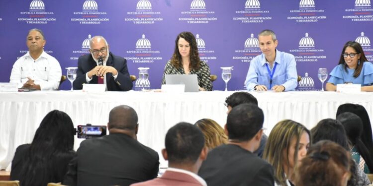 Ministerio de Economía imparte capacitación a periodistas sobre nueva metodología de medición de la pobreza monetaria en RD