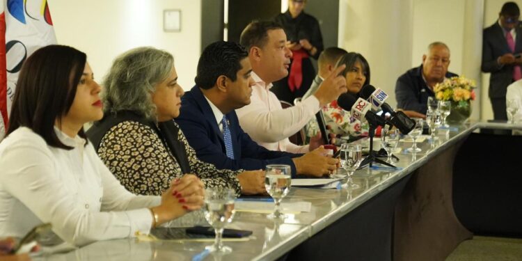 Fedomu, Medio Ambiente y DO Sostenible debaten sobre rol de gobiernos locales en gestión residuos sólidos
