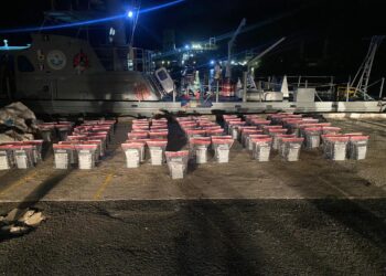 Sin descanso: Interceptan lancha con 531 paquetes presumiblemente cocaína en SPM; apresan dos