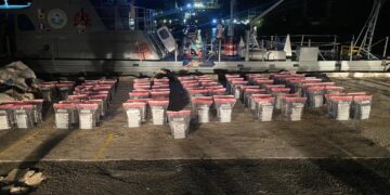 Sin descanso: Interceptan lancha con 531 paquetes presumiblemente cocaína en SPM; apresan dos