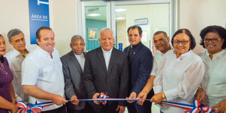 José Paliza inaugura laboratorios equipados en la Universidad Católica de Barahona