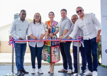 Primera dama gestiona y entrega obras en Las Matas de Farfán