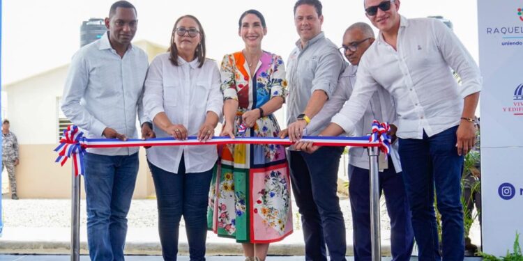 Primera dama gestiona y entrega obras en Las Matas de Farfán