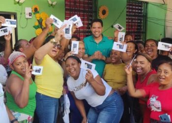 Amador Figaris sorprende más de 300 madres de Cristo Rey en su día