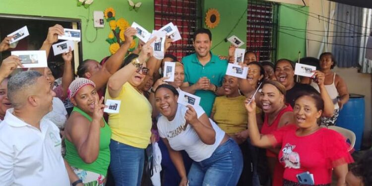 Amador Figaris sorprende más de 300 madres de Cristo Rey en su día