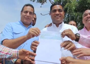 Kelvin Cruz da primer picazo y aportes económicos para construir varias obras en La Vega