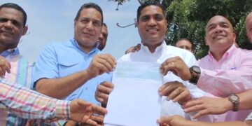 Kelvin Cruz da primer picazo y aportes económicos para construir varias obras en La Vega