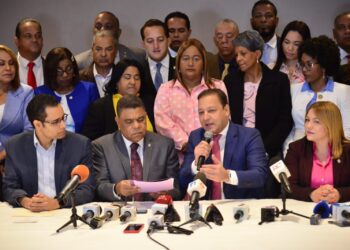 Abel Martínez entrega anteproyecto de ley para eliminación anticipo