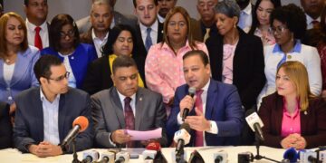 Abel Martínez entrega anteproyecto de ley para eliminación anticipo