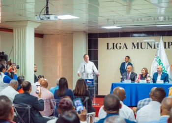 Ministro Paliza recibe reconocimiento de la Asociación Dominicana de Regidores