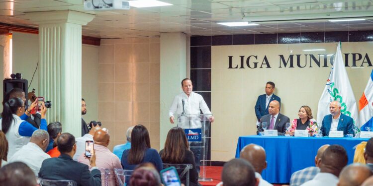 Ministro Paliza recibe reconocimiento de la Asociación Dominicana de Regidores