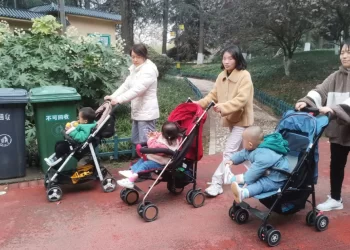 Demógrafos chinos piden apoyo a familias de hijo único para aumentar la fecundidad en país