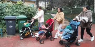 Demógrafos chinos piden apoyo a familias de hijo único para aumentar la fecundidad en país