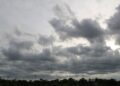 Nubes dispersas a medio nublado en la mañana con algunos chubascos sobre poblados en el sureste del país